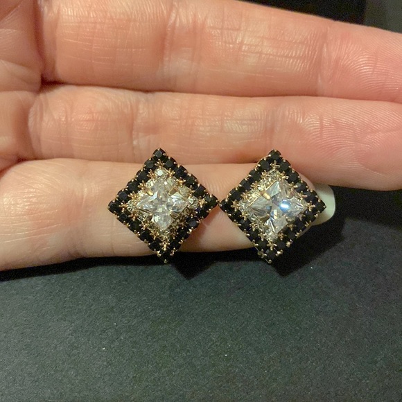 2/$30 gold coloured crystal earrings - Picture 1 of 3